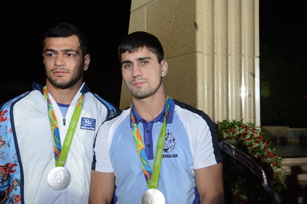 Azərbaycan olimpiyaçıları ulu öndər Heydər Əliyevin abidəsini ziyarət ediblər (FOTO)