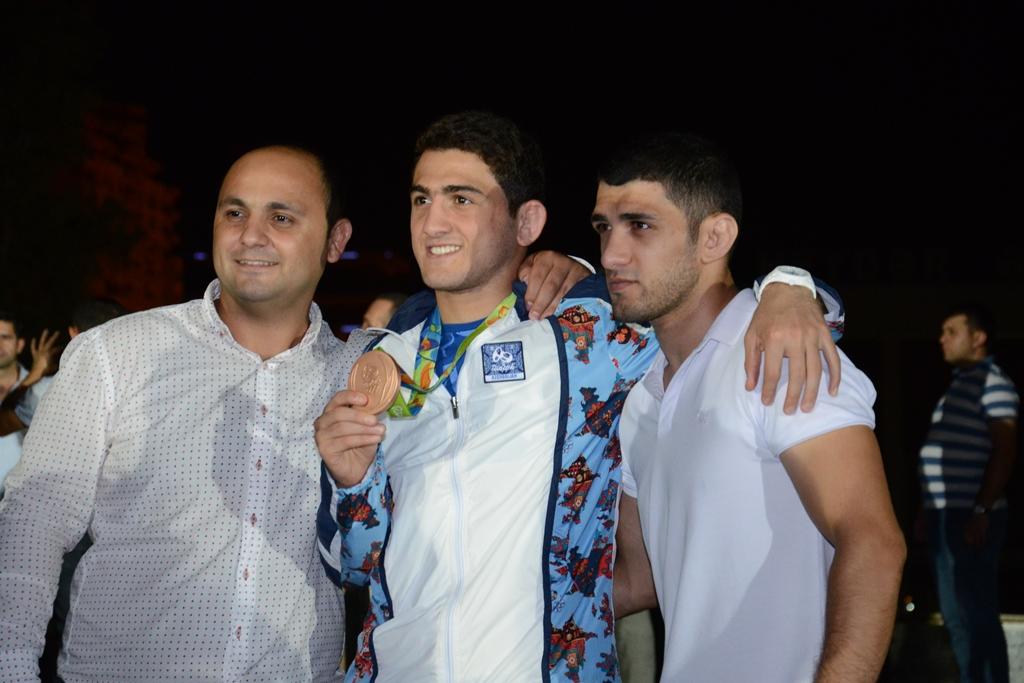 Azərbaycan olimpiyaçıları ulu öndər Heydər Əliyevin abidəsini ziyarət ediblər (FOTO)