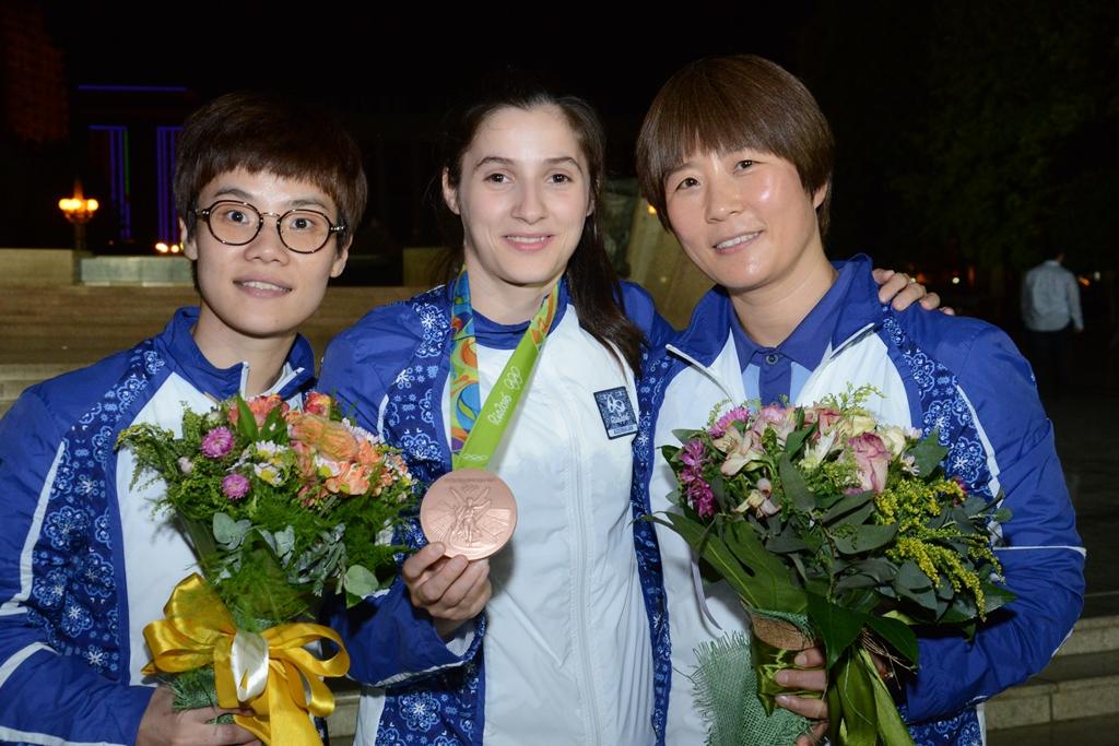 Azərbaycan olimpiyaçıları ulu öndər Heydər Əliyevin abidəsini ziyarət ediblər (FOTO)