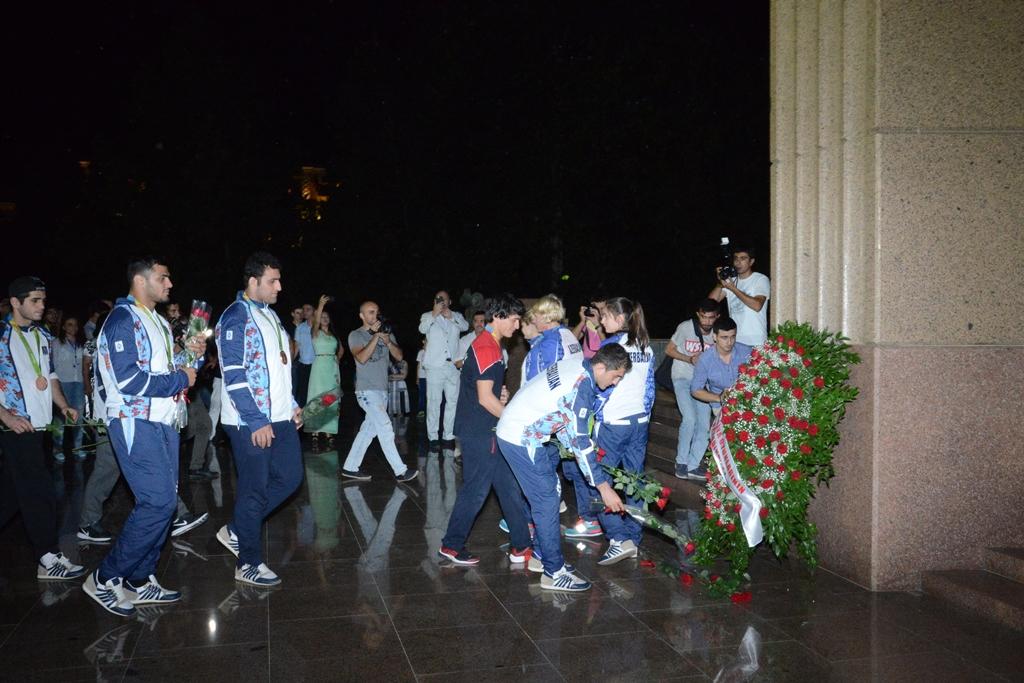 Azərbaycan olimpiyaçıları ulu öndər Heydər Əliyevin abidəsini ziyarət ediblər (FOTO)