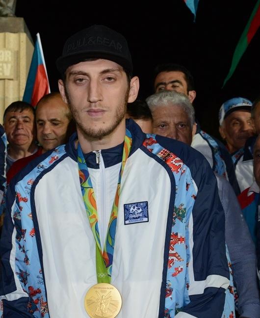 Azərbaycan olimpiyaçıları ulu öndər Heydər Əliyevin abidəsini ziyarət ediblər (FOTO)