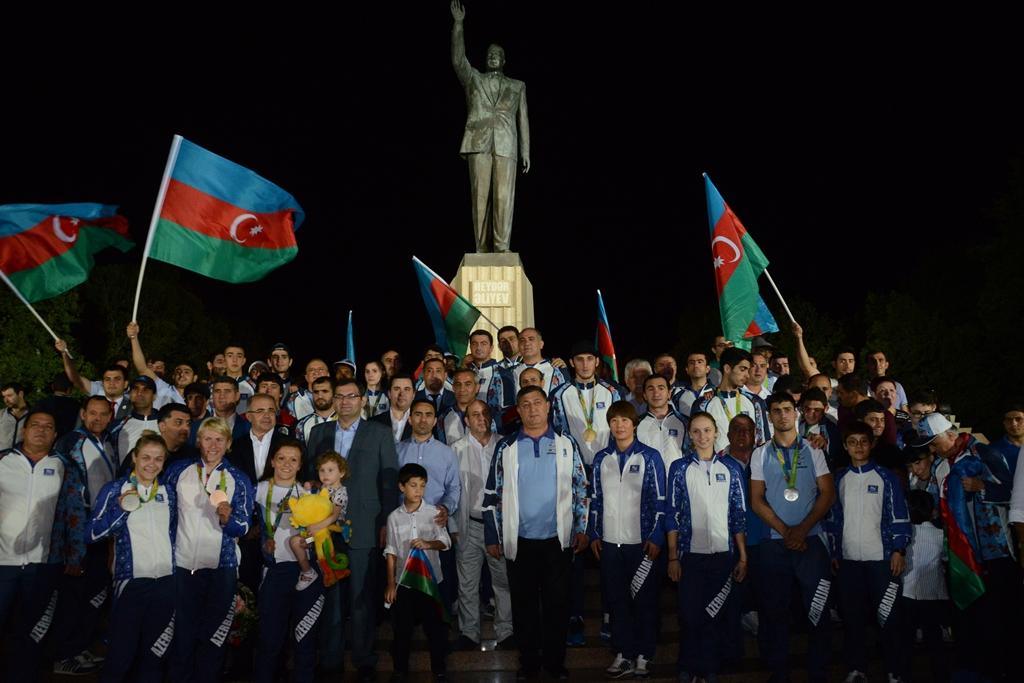 Azərbaycan olimpiyaçıları ulu öndər Heydər Əliyevin abidəsini ziyarət ediblər (FOTO)