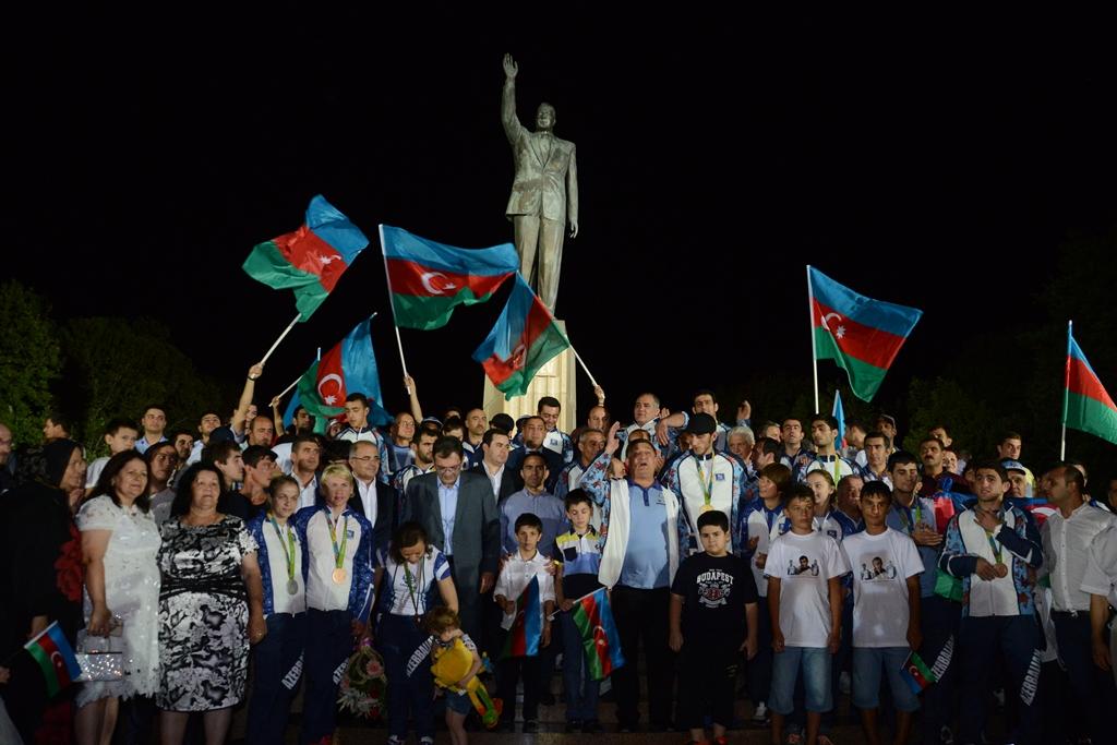 Azərbaycan olimpiyaçıları ulu öndər Heydər Əliyevin abidəsini ziyarət ediblər (FOTO)