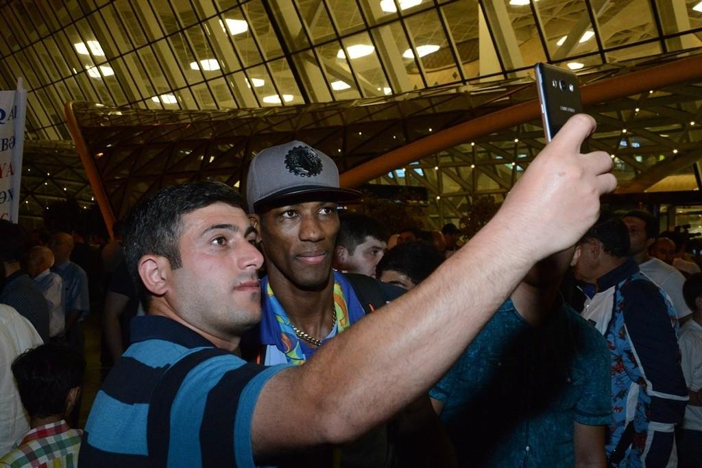 Azərbaycan olimpiyaçıları Vətənə döndülər (FOTO)