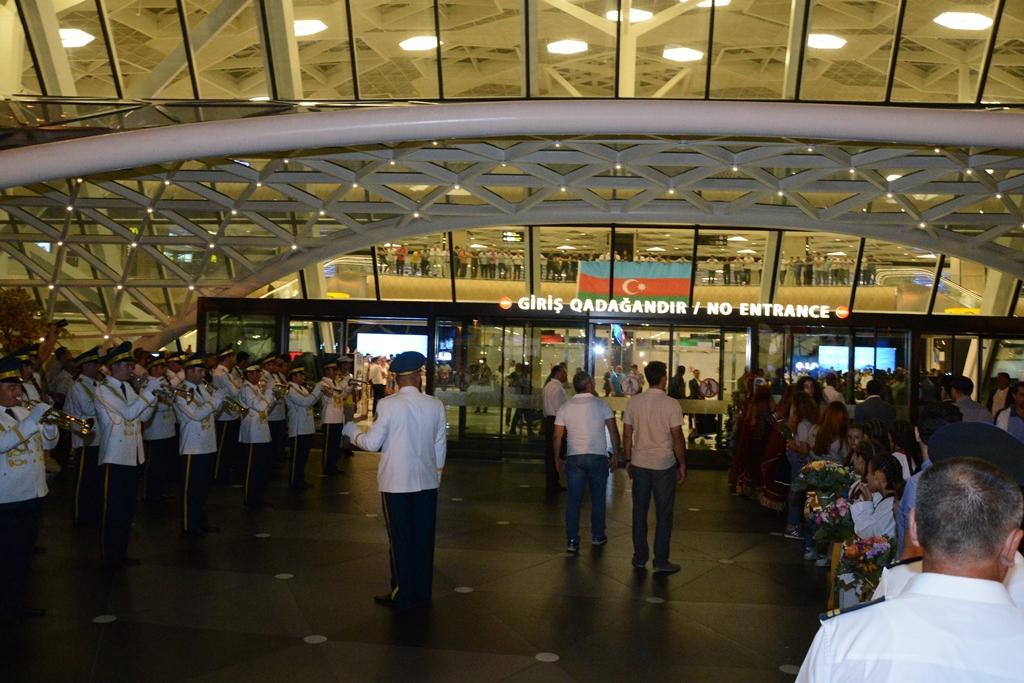 Azərbaycan olimpiyaçıları Vətənə döndülər (FOTO)