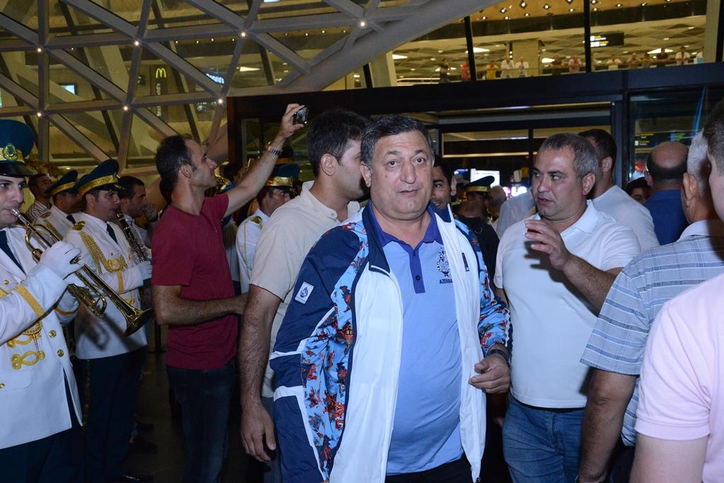 Azərbaycan olimpiyaçıları Vətənə döndülər (FOTO)