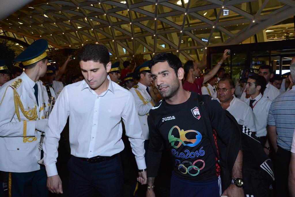 Azərbaycan olimpiyaçıları Vətənə döndülər (FOTO)