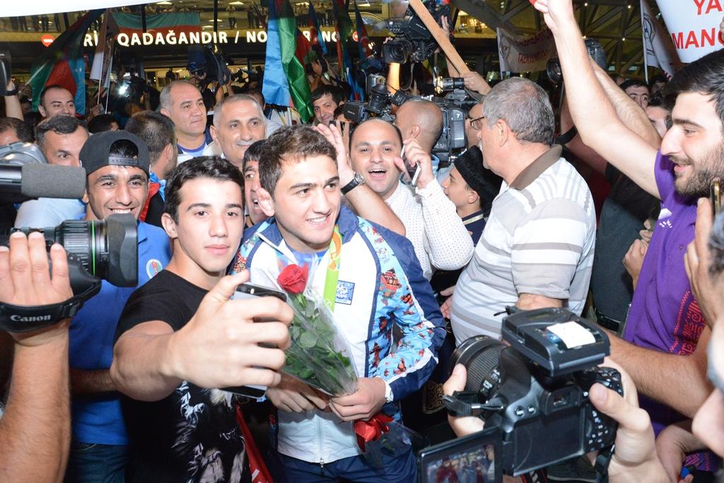 Azərbaycan olimpiyaçıları Vətənə döndülər (FOTO)