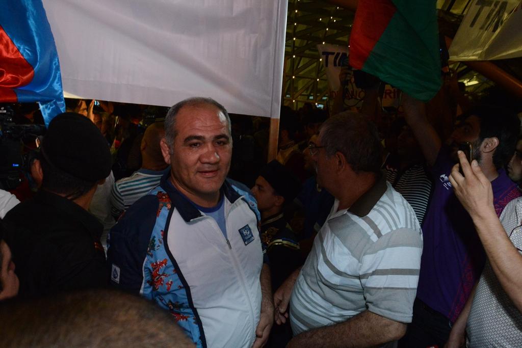 Azərbaycan olimpiyaçıları Vətənə döndülər (FOTO)