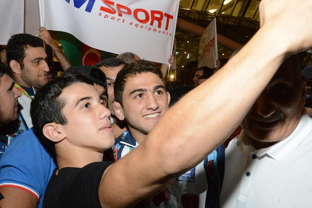 Azərbaycan olimpiyaçıları Vətənə döndülər (FOTO)