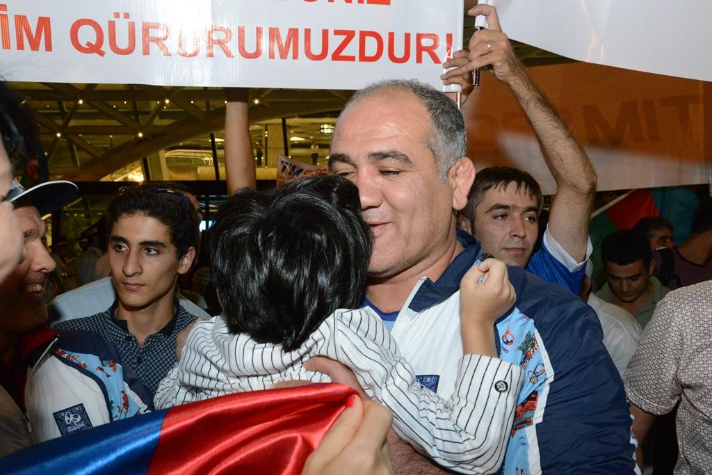 Azərbaycan olimpiyaçıları Vətənə döndülər (FOTO)