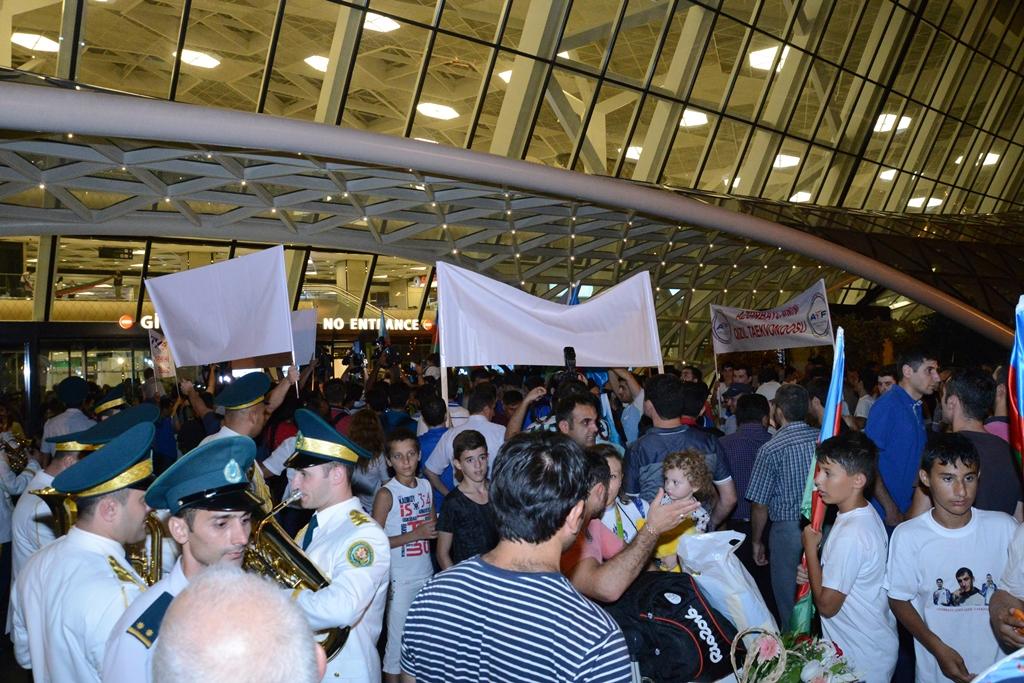 Azərbaycan olimpiyaçıları Vətənə döndülər (FOTO)