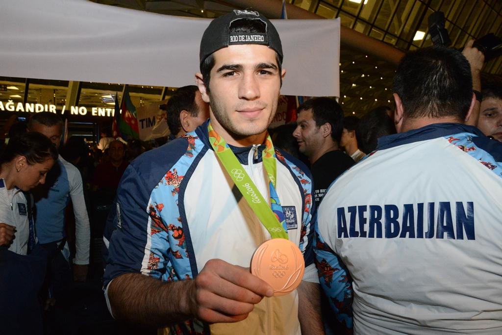 Azərbaycan olimpiyaçıları Vətənə döndülər (FOTO)