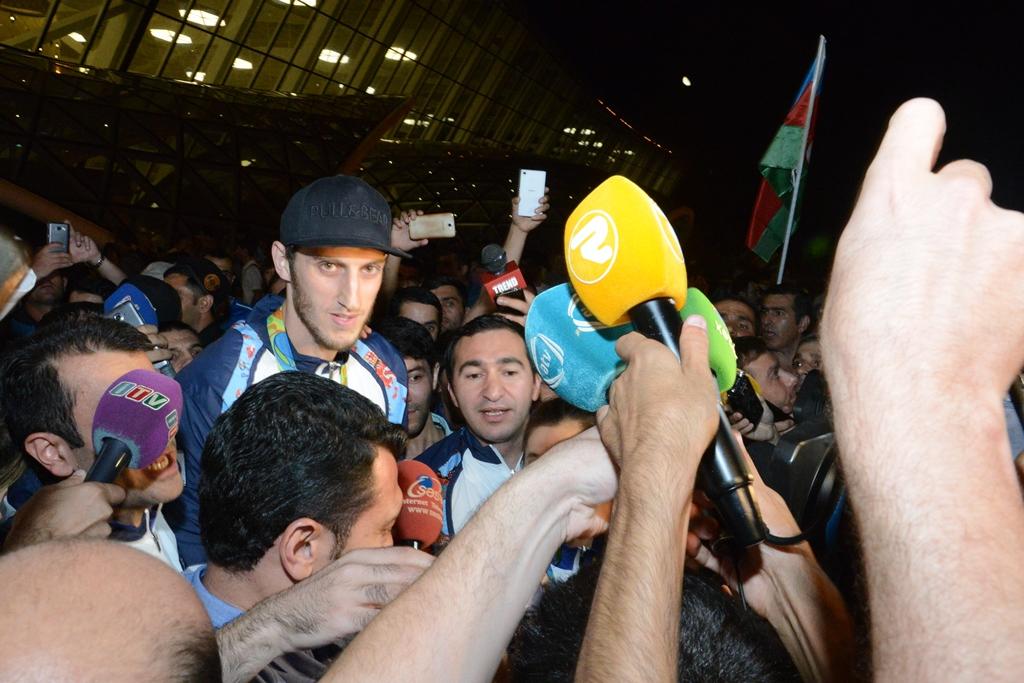 Azərbaycan olimpiyaçıları Vətənə döndülər (FOTO)