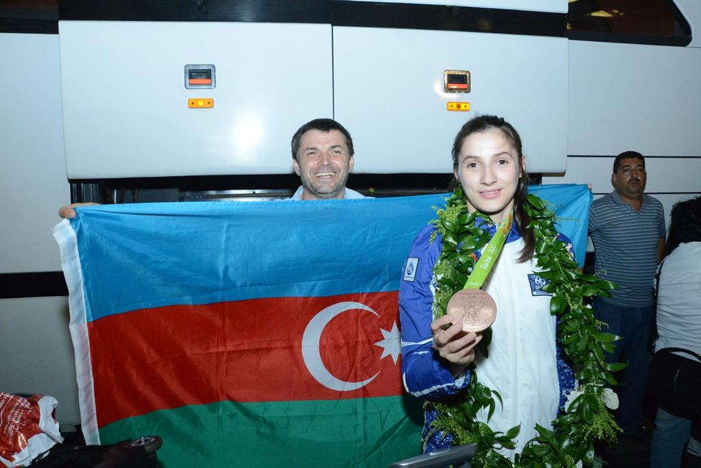 Azərbaycan olimpiyaçıları Vətənə döndülər (FOTO)