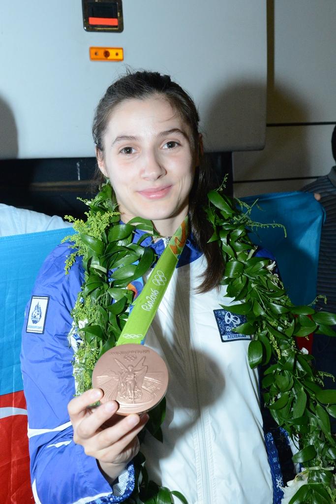 Azərbaycan olimpiyaçıları Vətənə döndülər (FOTO)