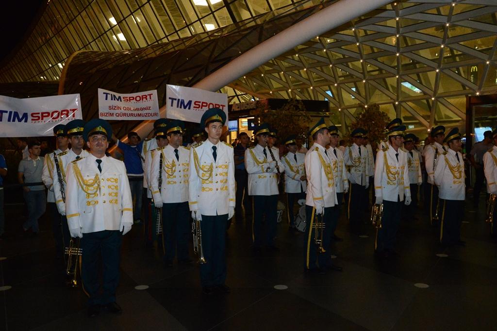 Azərbaycan olimpiyaçıları Vətənə döndülər (FOTO)