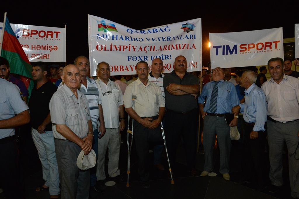 Azərbaycan olimpiyaçıları Vətənə döndülər (FOTO)