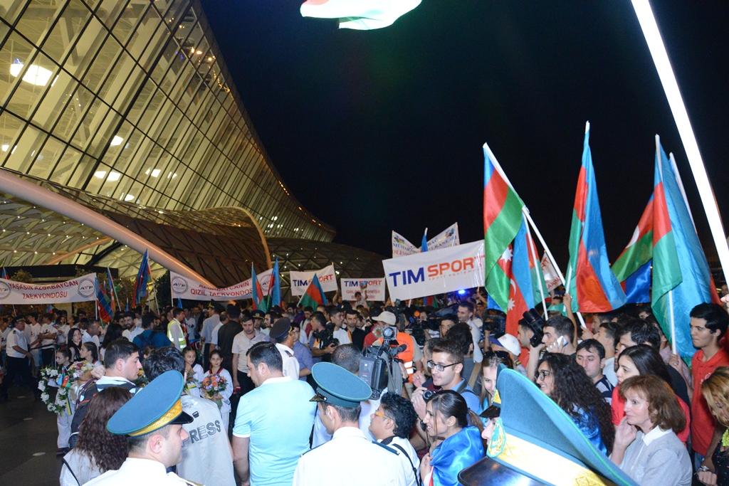 Azərbaycan olimpiyaçıları Vətənə döndülər (FOTO)