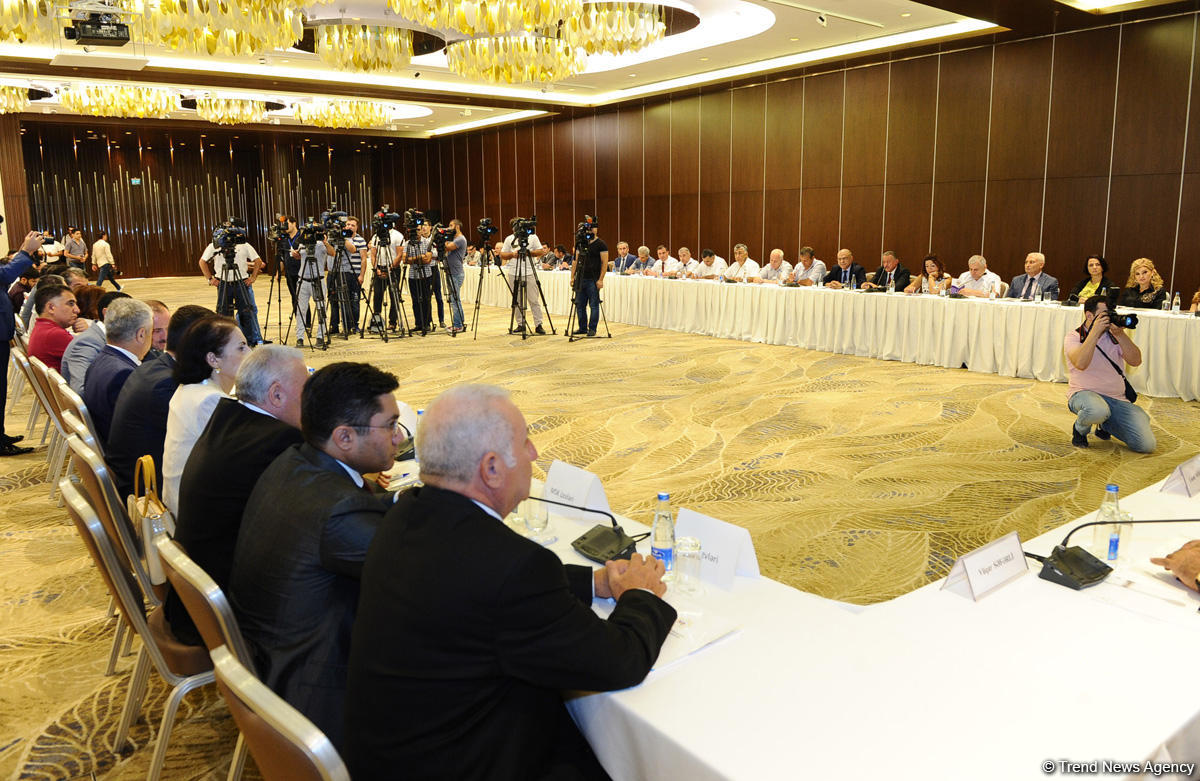 "Referendumqabağı təşviqat prosesində KİV-in rolu və vəzifələri" mövzusunda seminar-müşavirə keçirilib (FOTO)