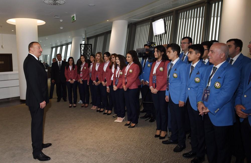 Prezident İlham Əliyev Bakı Şahmat Olimpiadasında yarışacaq Azərbaycan idmançıları ilə görüşüb (FOTO)