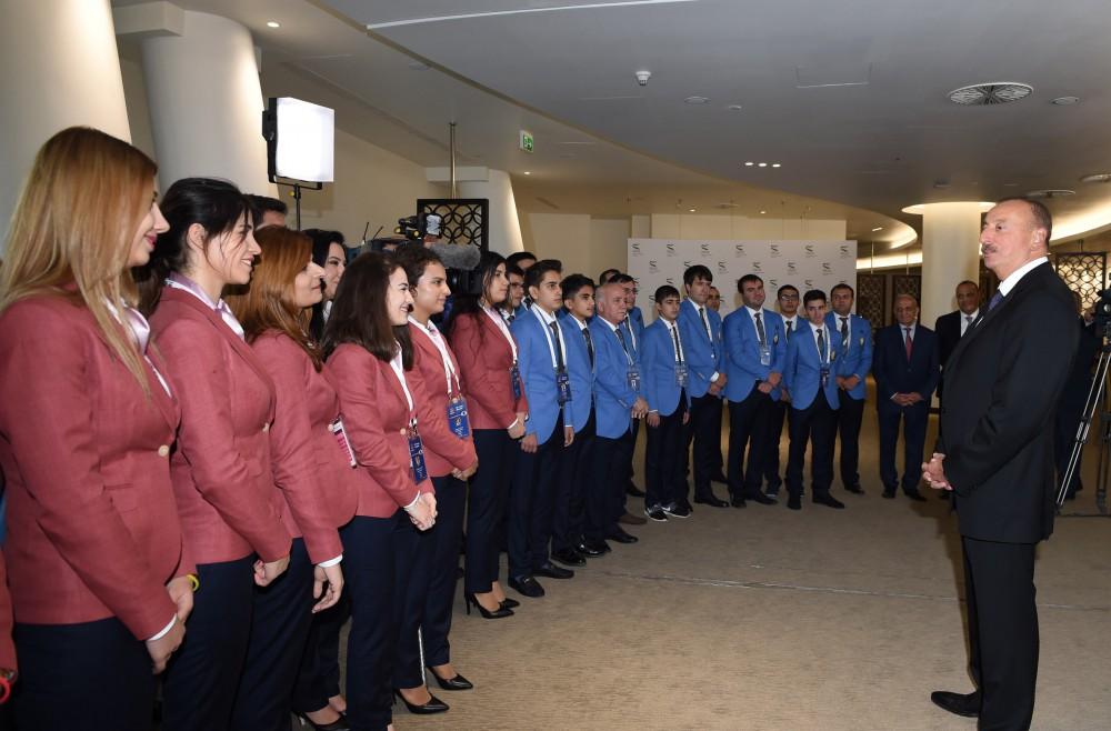 Prezident İlham Əliyev Bakı Şahmat Olimpiadasında yarışacaq Azərbaycan idmançıları ilə görüşüb (FOTO)