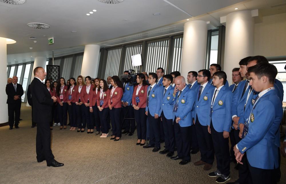 Prezident İlham Əliyev Bakı Şahmat Olimpiadasında yarışacaq Azərbaycan idmançıları ilə görüşüb (FOTO)