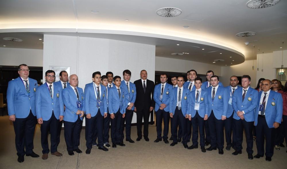 Prezident İlham Əliyev Bakı Şahmat Olimpiadasında yarışacaq Azərbaycan idmançıları ilə görüşüb (FOTO)