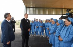 Prezident İlham Əliyev Salyanın Kürsəngi kəndində pambıq sahələrinə baxıb (FOTO)