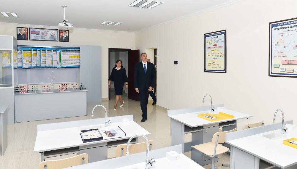 İlham Əliyev 265 nömrəli məktəbdə əsaslı təmirdən sonra görülən işlərlə tanış olub (FOTO)