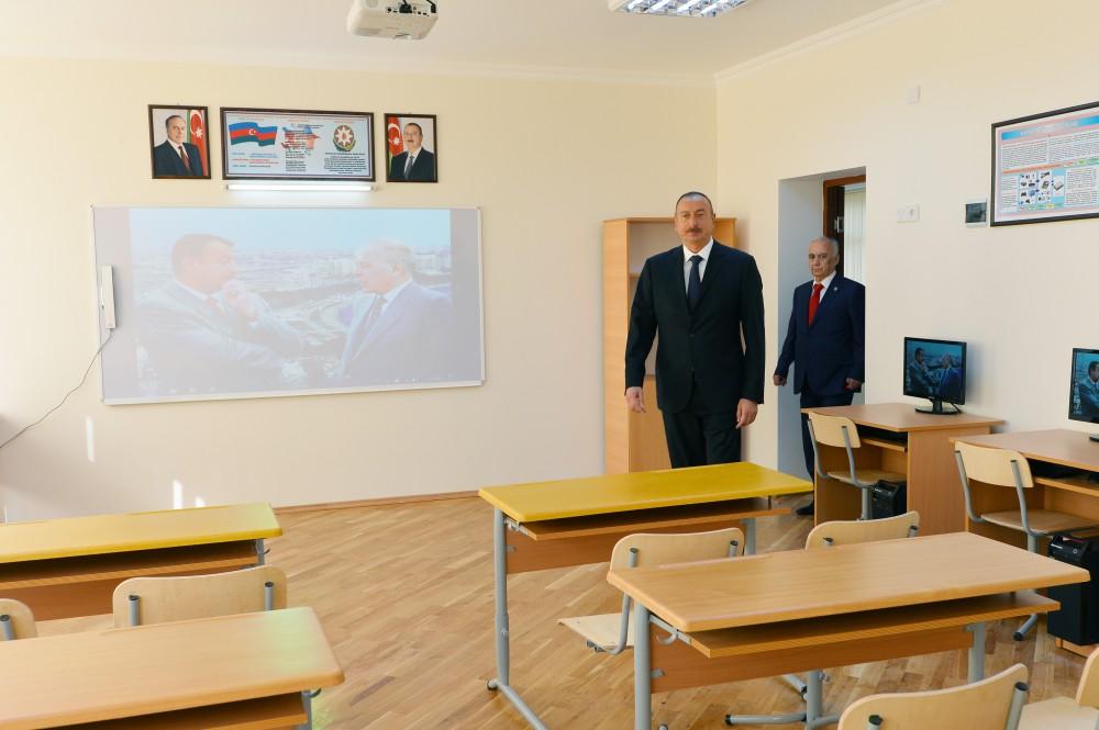 Prezident İlham Əliyev 109 nömrəli tam orta məktəbdə yaradılan şəraitlə tanış olub (YENİLƏNİB) (FOTO)