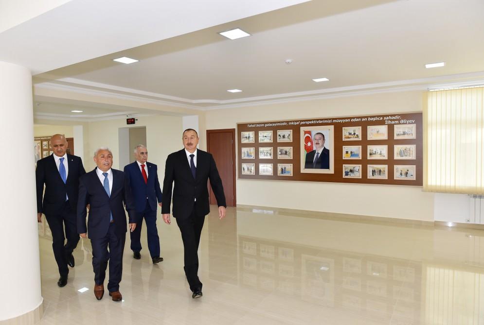 Prezident İlham Əliyev 109 nömrəli tam orta məktəbdə yaradılan şəraitlə tanış olub (YENİLƏNİB) (FOTO)