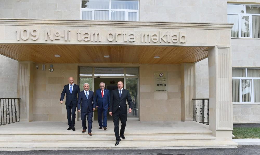 Prezident İlham Əliyev 109 nömrəli tam orta məktəbdə yaradılan şəraitlə tanış olub (YENİLƏNİB) (FOTO)