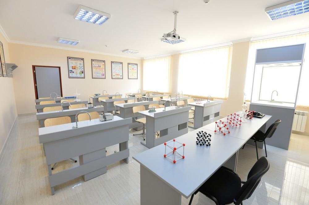 Prezident İlham Əliyev 109 nömrəli tam orta məktəbdə yaradılan şəraitlə tanış olub (YENİLƏNİB) (FOTO)