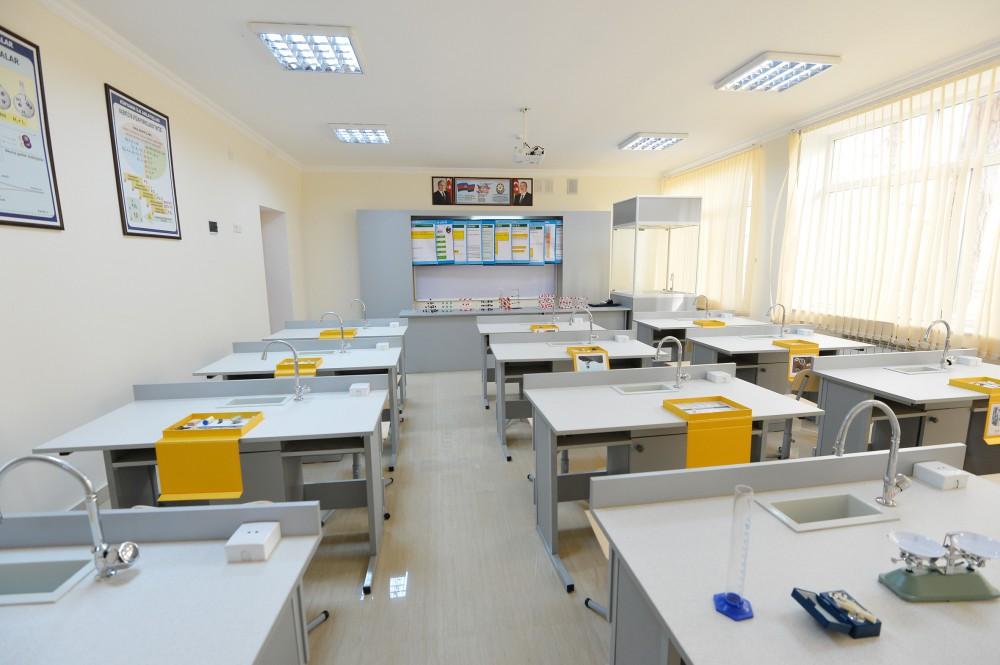Prezident İlham Əliyev 109 nömrəli tam orta məktəbdə yaradılan şəraitlə tanış olub (YENİLƏNİB) (FOTO)