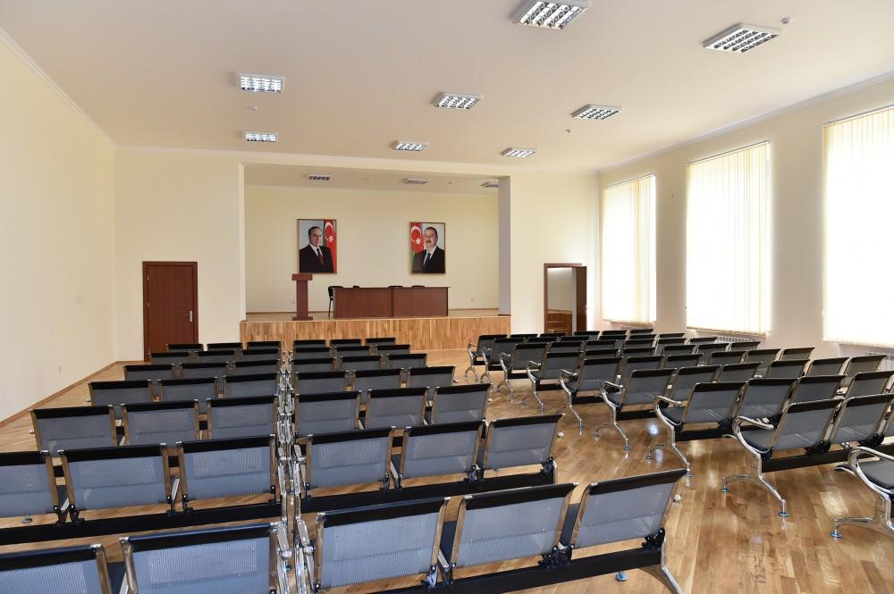 Prezident İlham Əliyev 109 nömrəli tam orta məktəbdə yaradılan şəraitlə tanış olub (YENİLƏNİB) (FOTO)