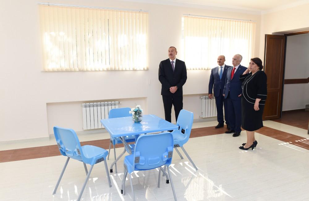 Prezident İlham Əliyev 247 nömrəli məktəbdə əsaslı təmirdən sonra yaradılan şəraitlə tanış olub (YENİLƏNİB) (FOTO)