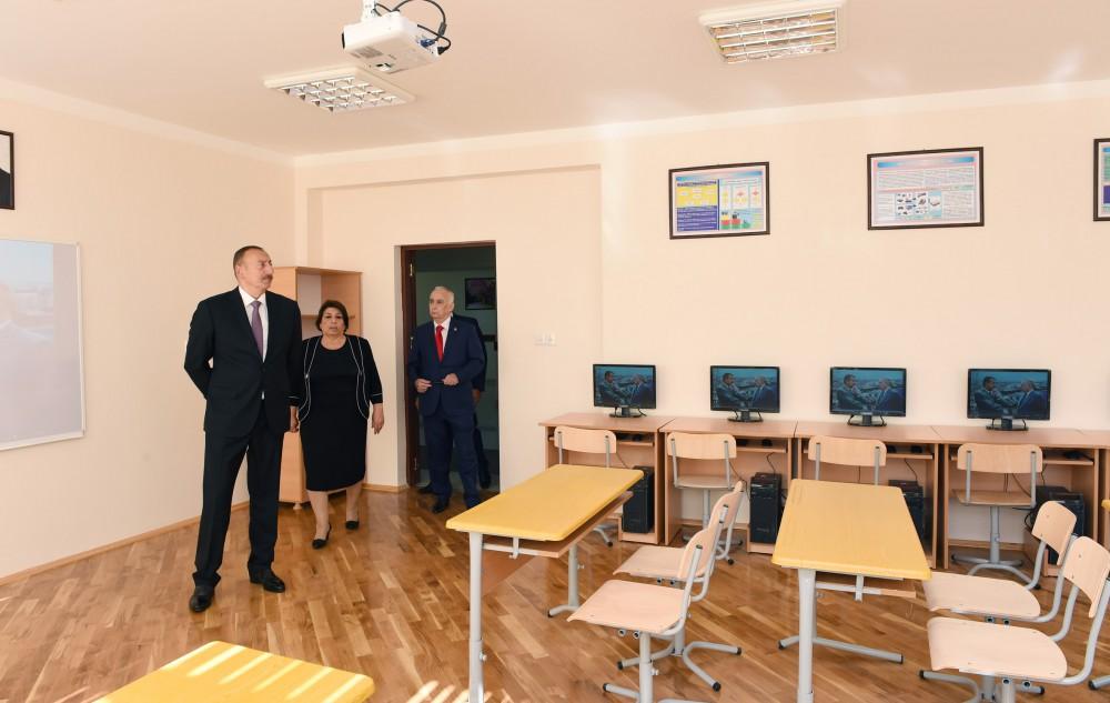 Prezident İlham Əliyev 247 nömrəli məktəbdə əsaslı təmirdən sonra yaradılan şəraitlə tanış olub (YENİLƏNİB) (FOTO)