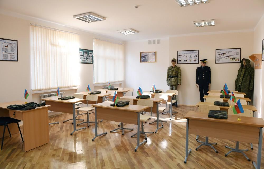 Prezident İlham Əliyev 247 nömrəli məktəbdə əsaslı təmirdən sonra yaradılan şəraitlə tanış olub (YENİLƏNİB) (FOTO)