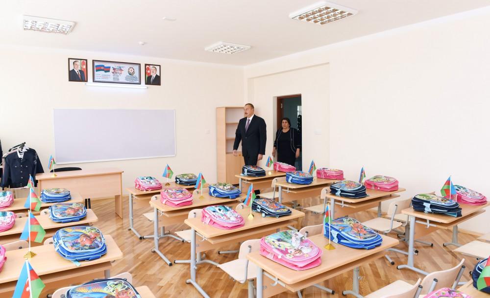 Prezident İlham Əliyev 247 nömrəli məktəbdə əsaslı təmirdən sonra yaradılan şəraitlə tanış olub (YENİLƏNİB) (FOTO)