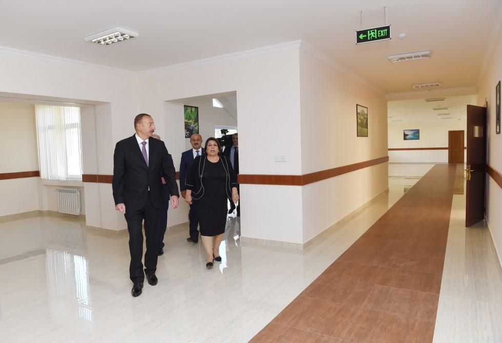 Prezident İlham Əliyev 247 nömrəli məktəbdə əsaslı təmirdən sonra yaradılan şəraitlə tanış olub (YENİLƏNİB) (FOTO)