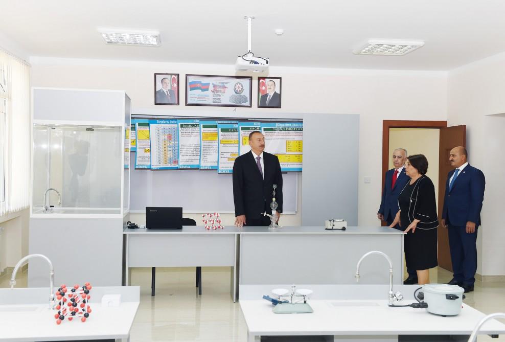Prezident İlham Əliyev 247 nömrəli məktəbdə əsaslı təmirdən sonra yaradılan şəraitlə tanış olub (YENİLƏNİB) (FOTO)