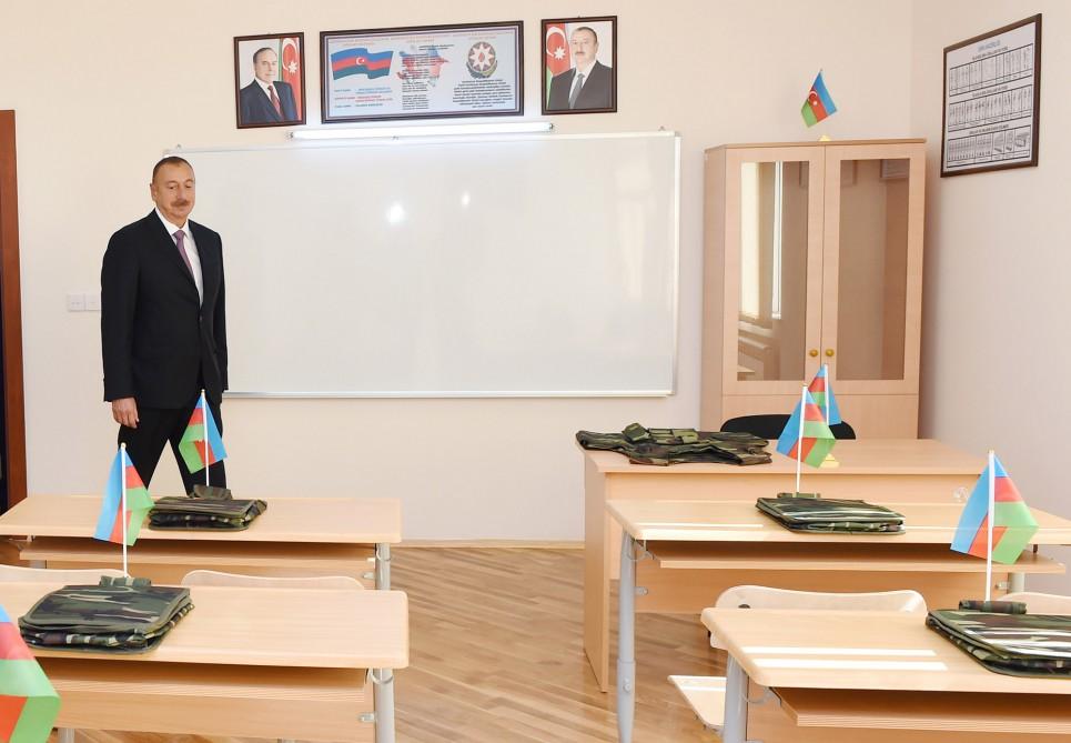Prezident İlham Əliyev 247 nömrəli məktəbdə əsaslı təmirdən sonra yaradılan şəraitlə tanış olub (YENİLƏNİB) (FOTO)