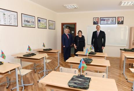 Prezident İlham Əliyev 247 nömrəli məktəbdə əsaslı təmirdən sonra yaradılan şəraitlə tanış olub (YENİLƏNİB) (FOTO)
