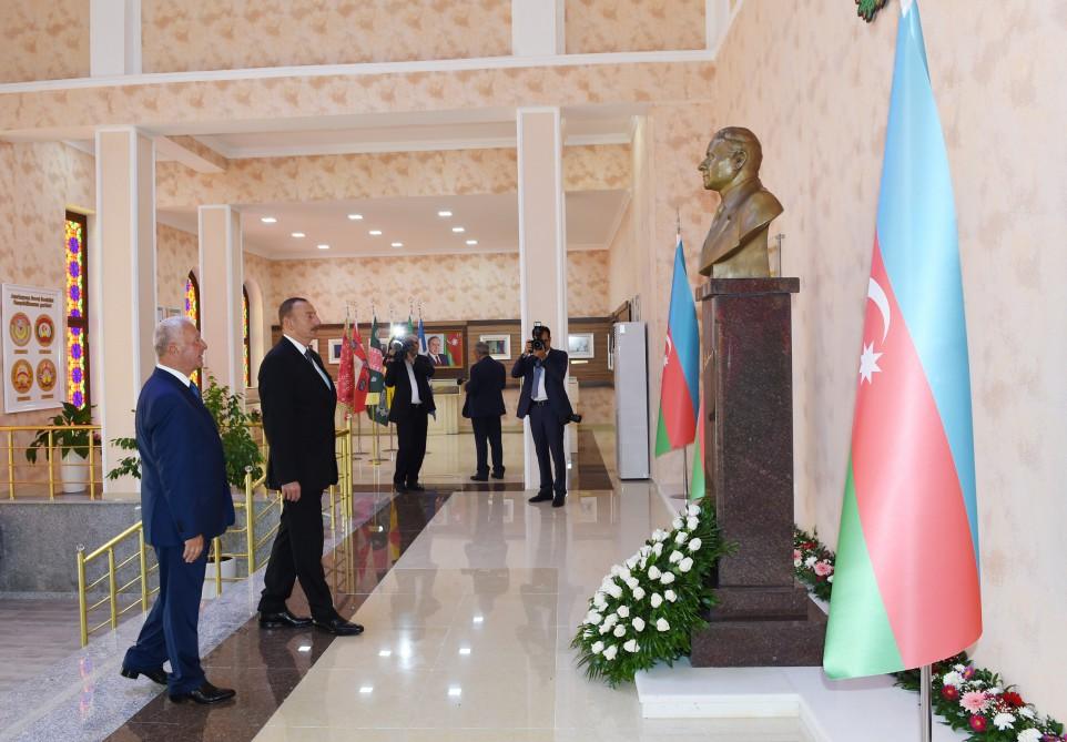 İlham Əliyev Xaçmazda Bayraq Meydanında və Bayraq Muzeyində yaradılan şəraitlə tanış olub (FOTO)