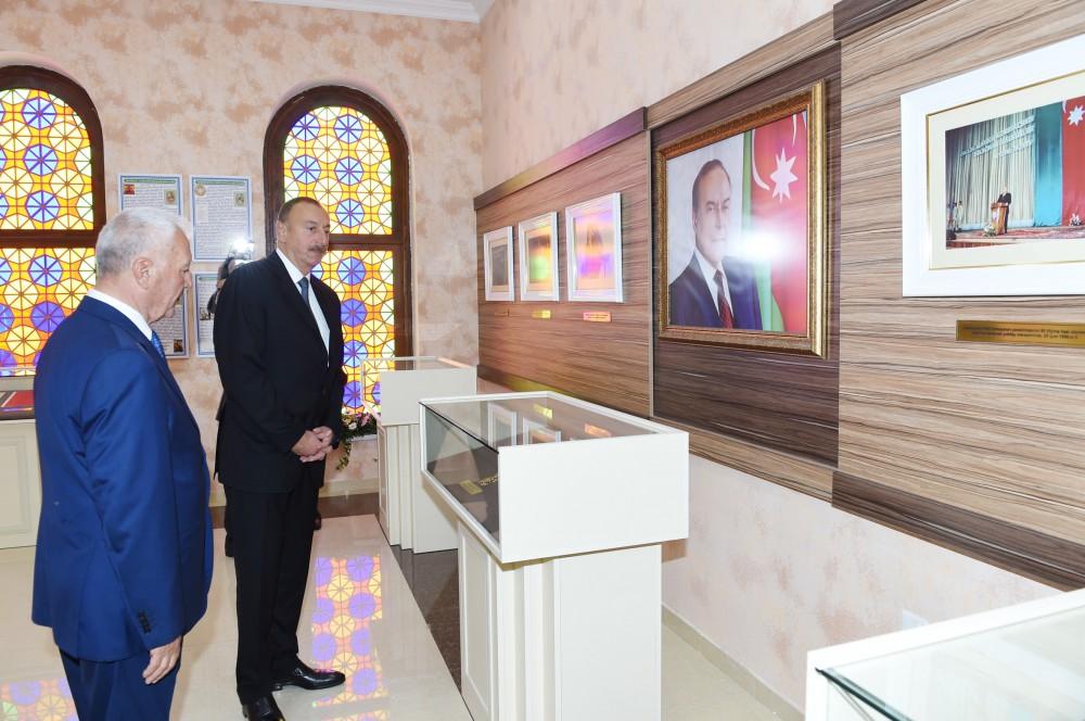 İlham Əliyev Xaçmazda Bayraq Meydanında və Bayraq Muzeyində yaradılan şəraitlə tanış olub (FOTO)