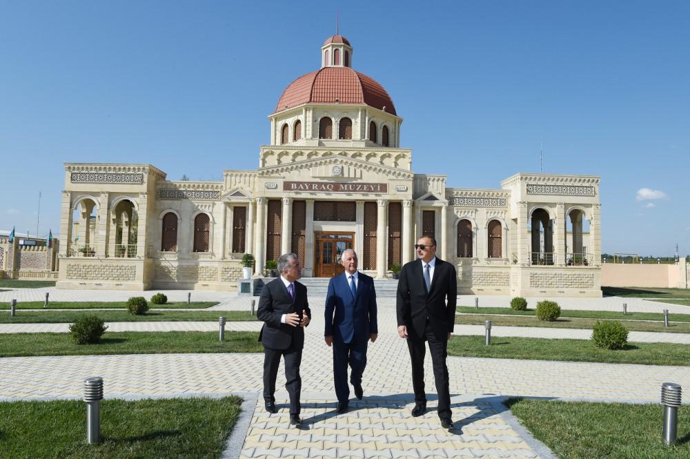 İlham Əliyev Xaçmazda Bayraq Meydanında və Bayraq Muzeyində yaradılan şəraitlə tanış olub (FOTO)