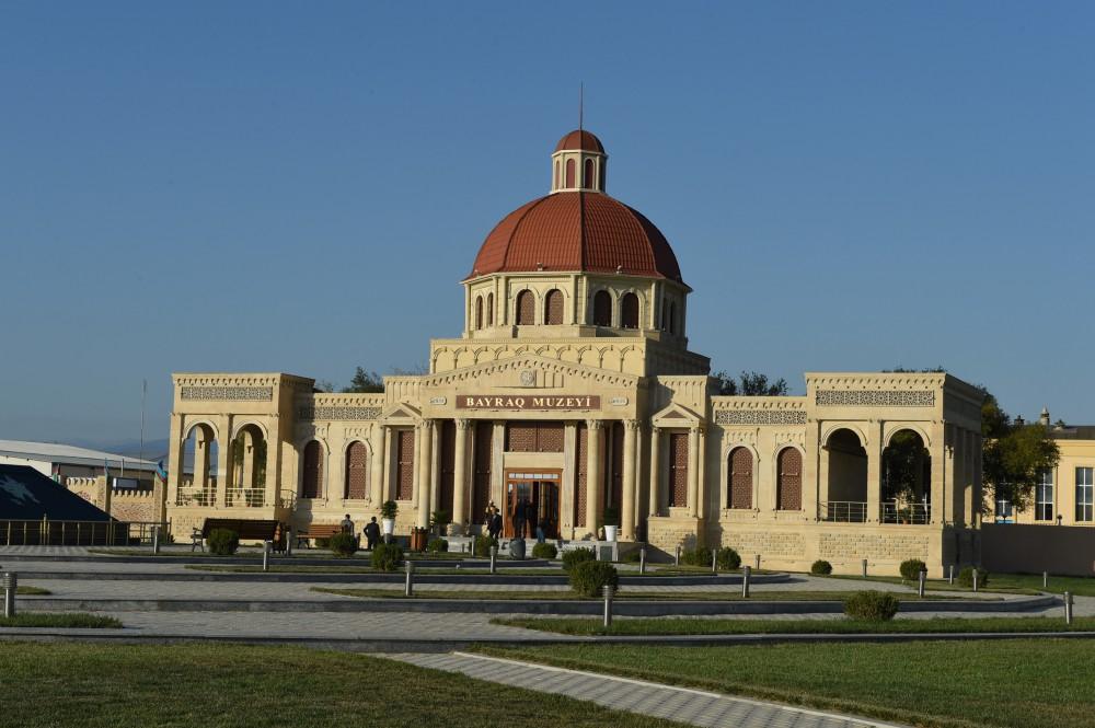 İlham Əliyev Xaçmazda Bayraq Meydanında və Bayraq Muzeyində yaradılan şəraitlə tanış olub (FOTO)