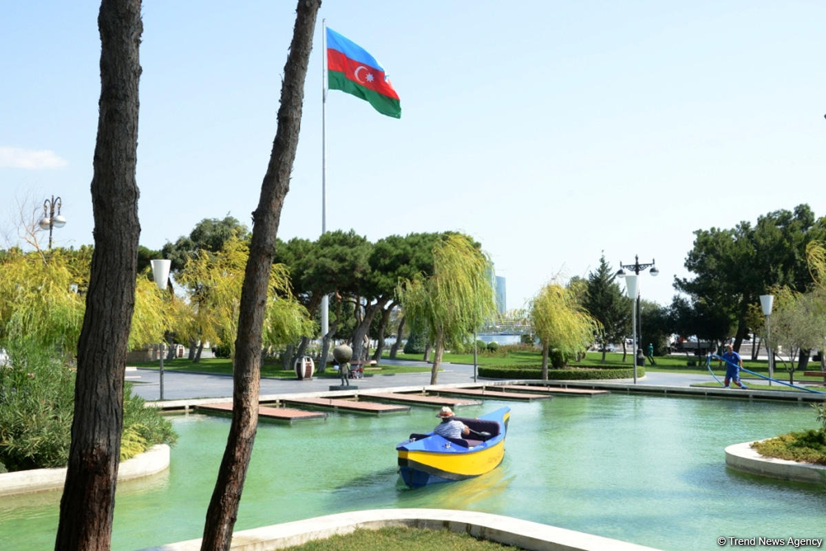 Bakı bulvarının görünməyən həyatı – unikal kadrlar (ÖZƏL) (FOTO)