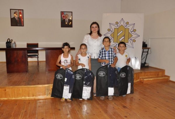Heydər Əliyev Fondunun təşəbbüsü ilə aztəminatlı ailələrin uşaqlarına məktəbli formaları təqdim olunub (FOTO)